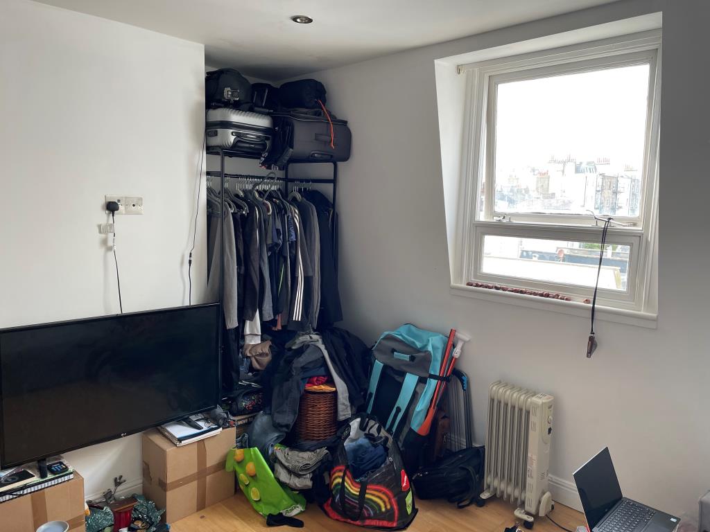 Lot: 127 - FIVE STUDIO FLATS PRODUCING APPROX. £47,000 PER ANNUM JUST OFF BRIGHTON SEAFRONT - Studio room with window of flat 4